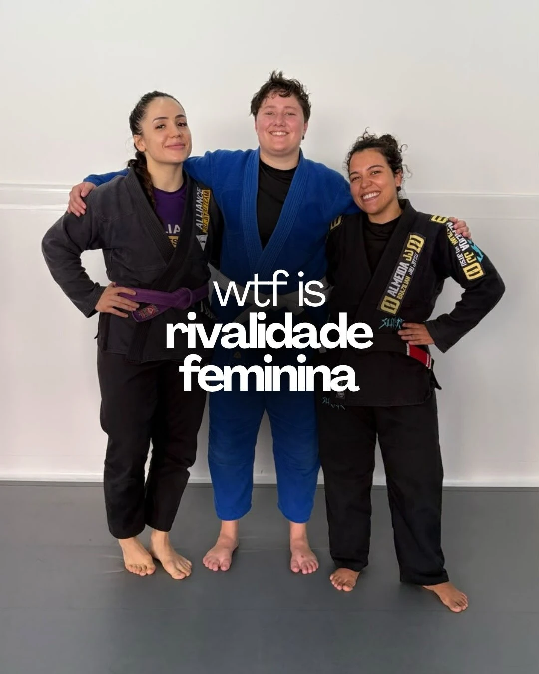 Fernanda Cosi ao lado de colegas de equipe de jiu-jitsu
